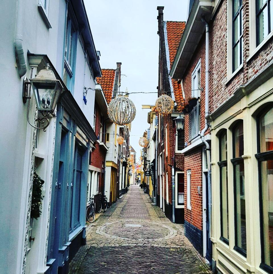 Smalle straat 't fnidsen in Alkmaar